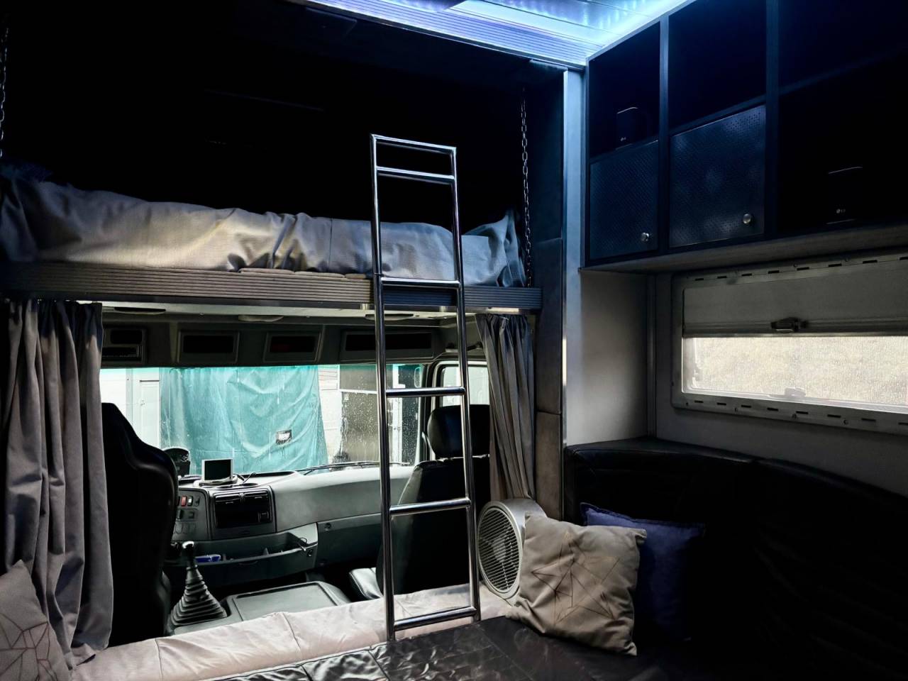 Camion Mercedes 1228 - 5 chevaux - appartement 