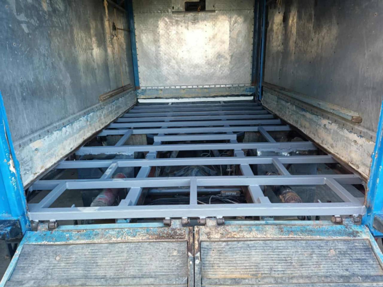 Poids-lourd bétaillière Mercedes 711D