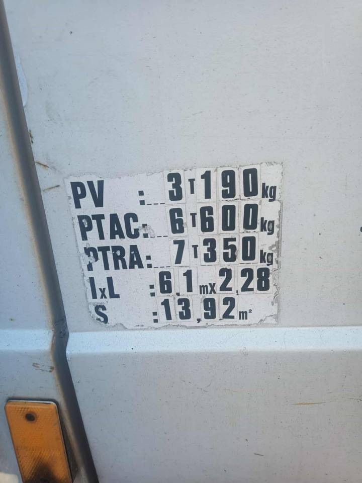 Poids-lourd bétaillière Mercedes 711D