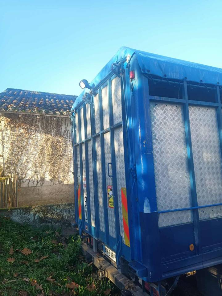 Poids-lourd bétaillière Mercedes 711D