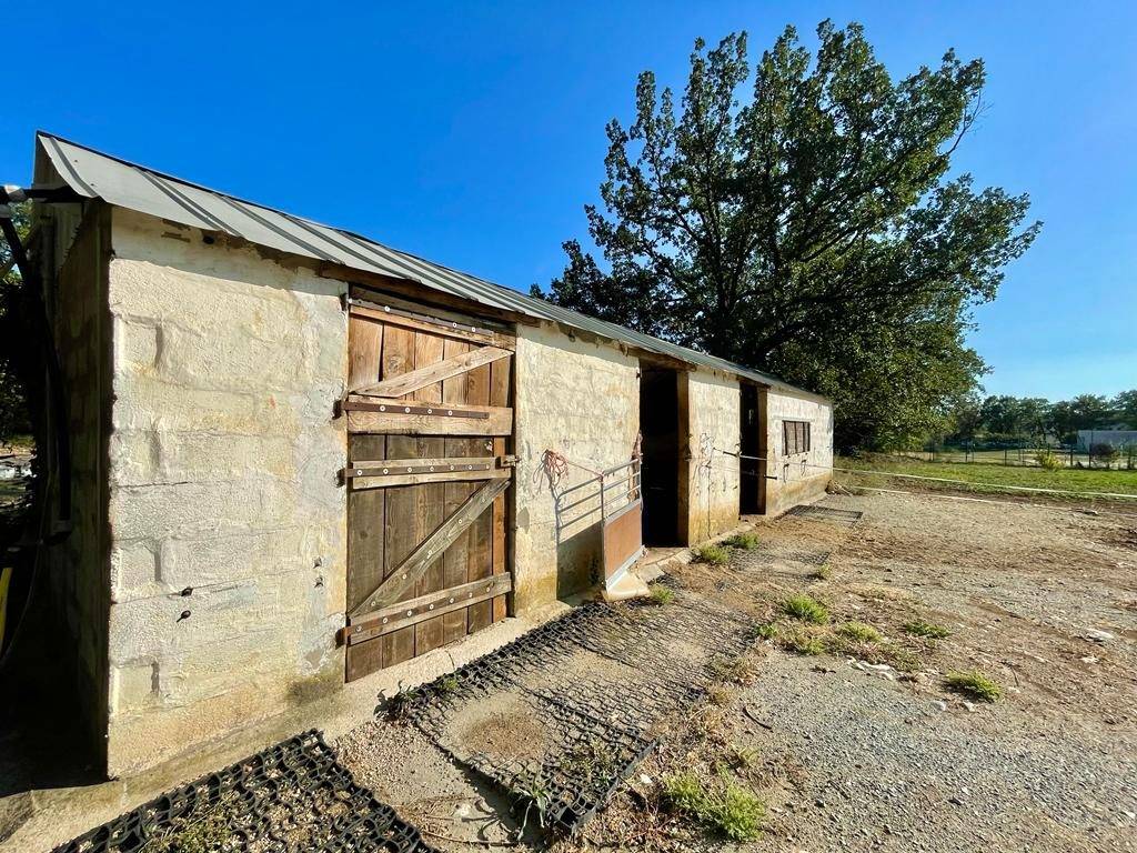 Loft provençal avec dépendance et installations équestres 