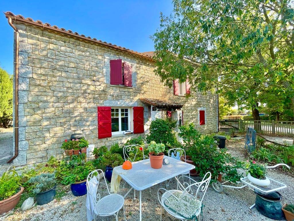 Loft provençal avec dépendance et installations équestres 