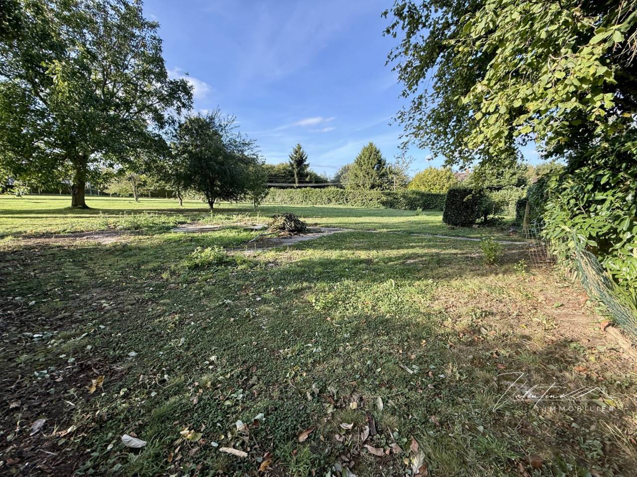 TERRAIN CONSTRUCTIBLE DE 2.385 M2 PROCHE PONT-L'ÉVÊQUE