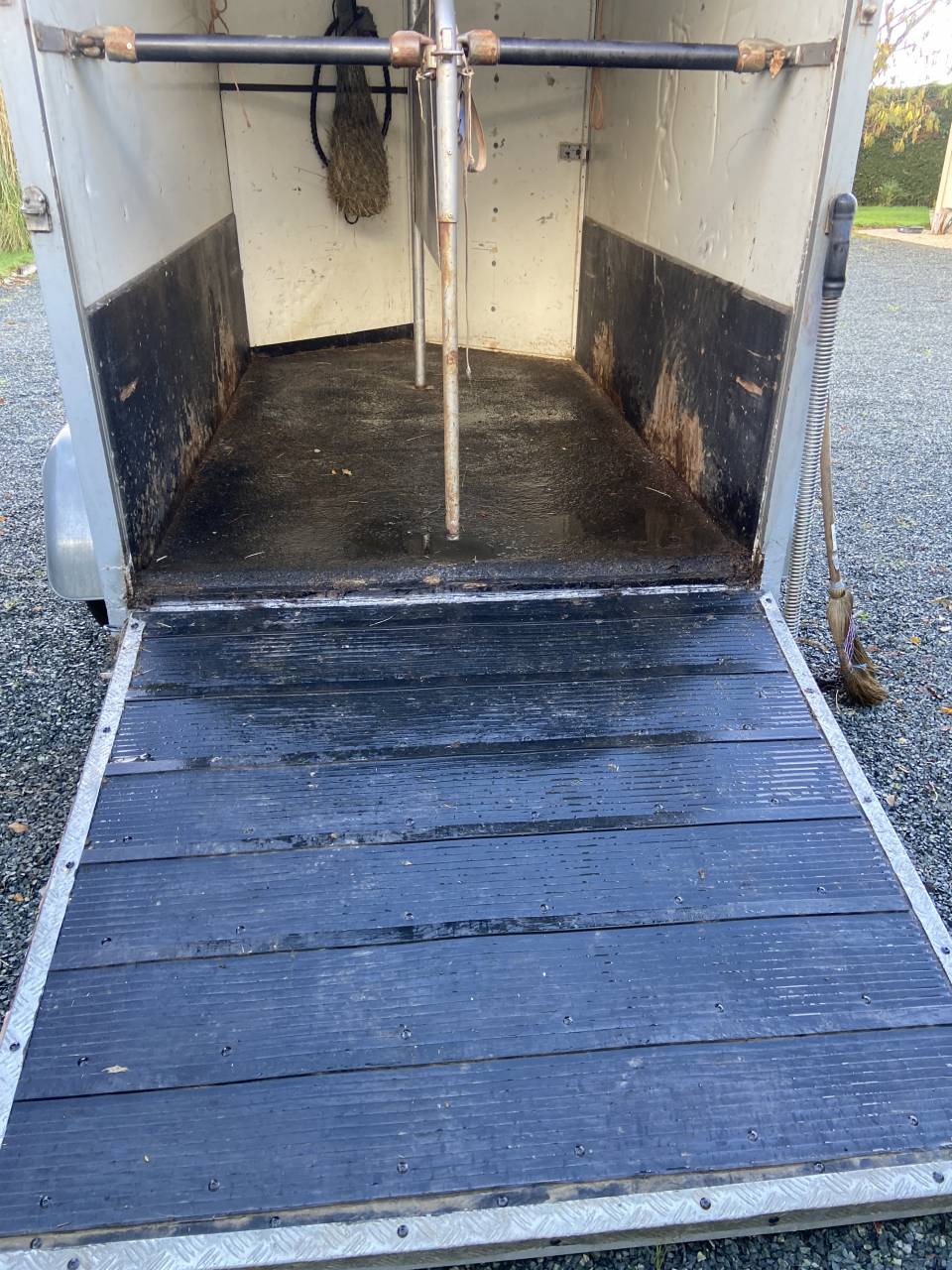 A louer van 2 chevaux