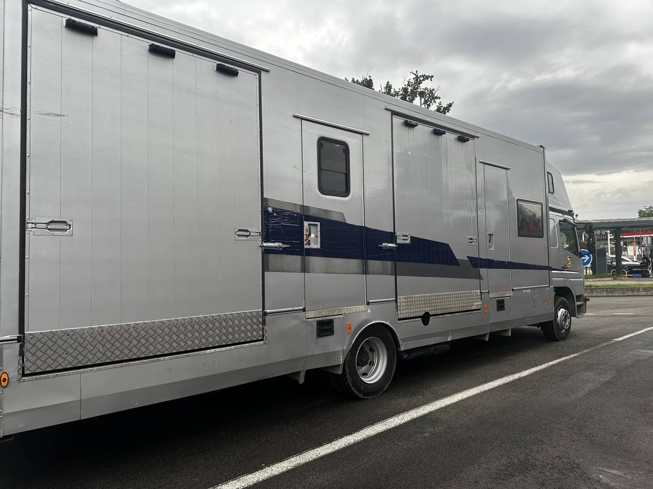 Pl Mercedes ATEGO. 6 places avec sellerie et home-car.