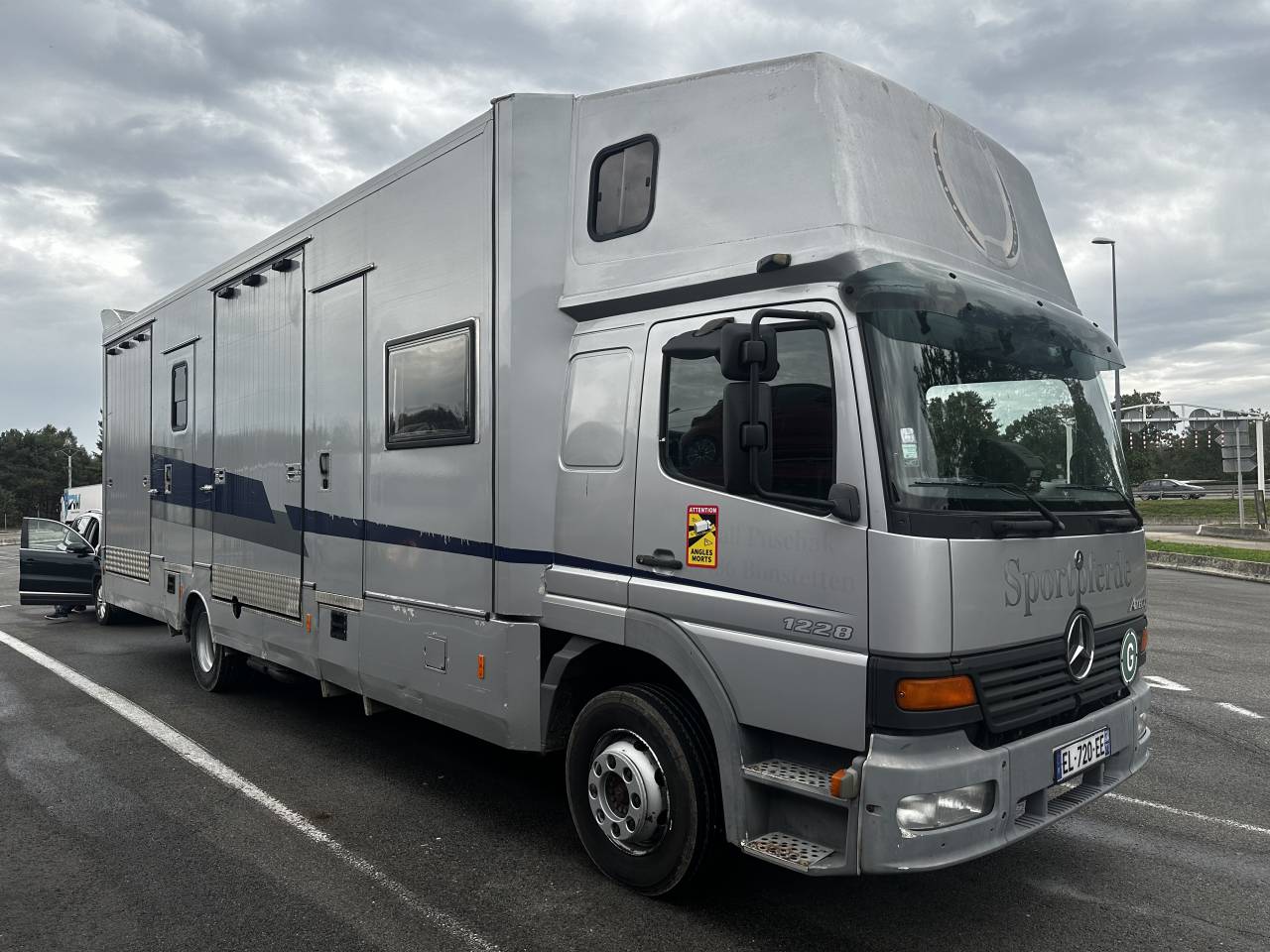 Pl Mercedes ATEGO. 6 places avec sellerie et home-car.