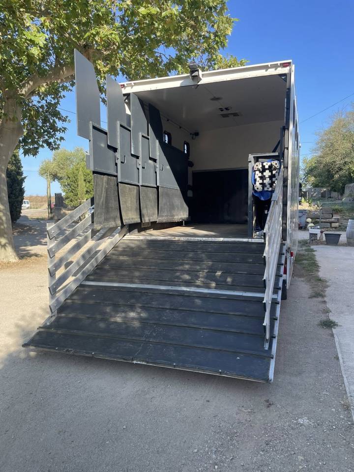 CAMION CHEVAUX 4 PLACES+HOMECAR