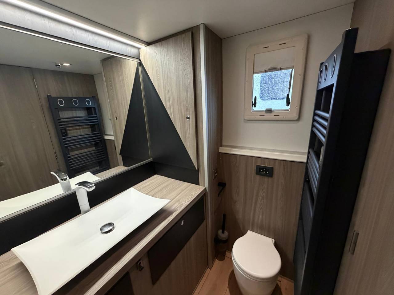 SEMIE REMORQUE 10P-APPARTEMENT LUXE 8P-SCANIA R520 V8