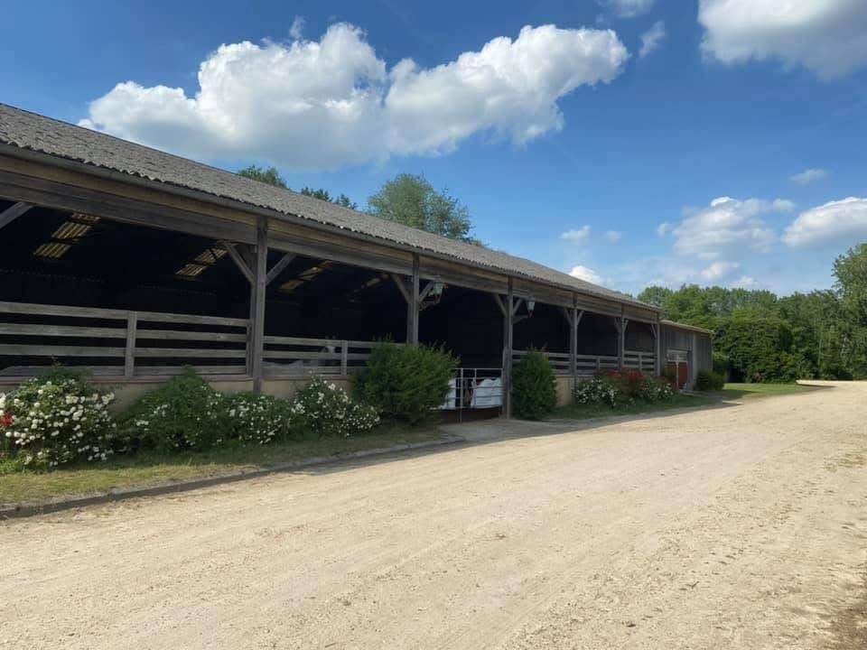 À LOUER : Barn 6 boxes entre Paris et Rouen 