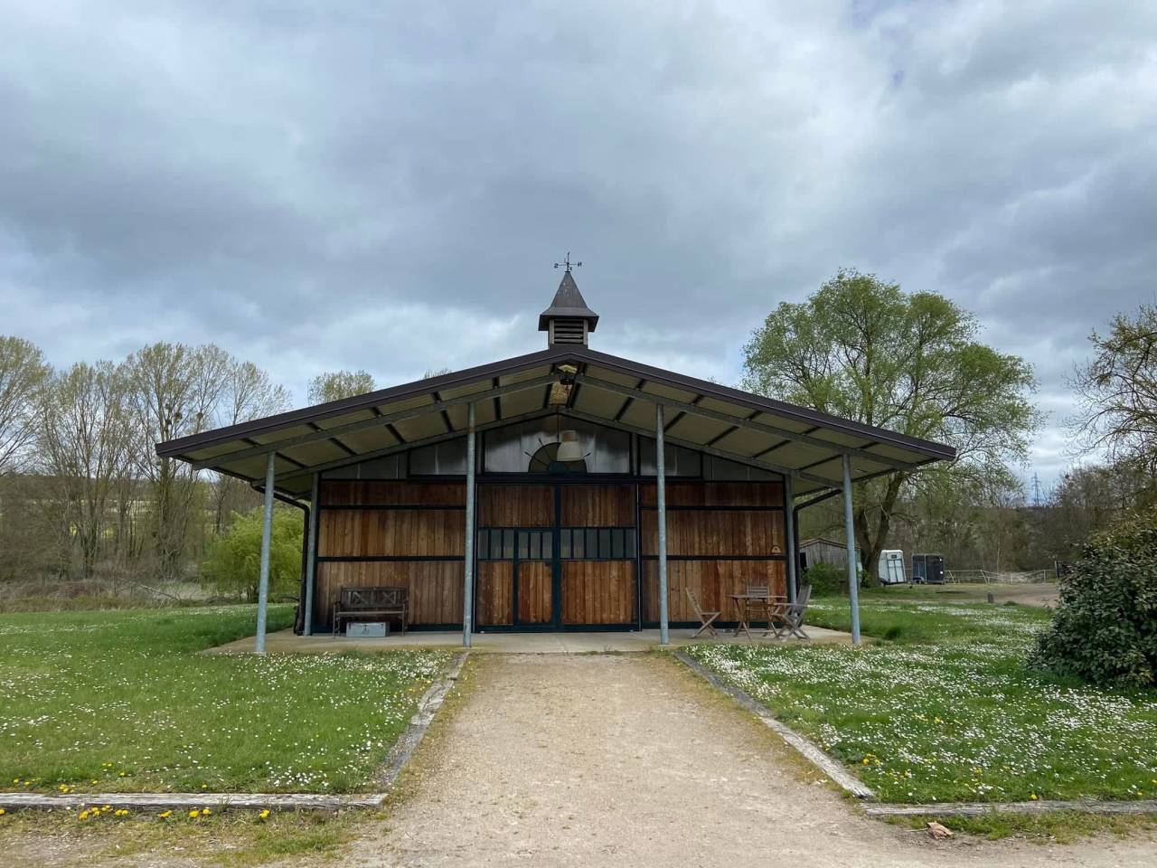 À LOUER : Barn 6 boxes entre Paris et Rouen 