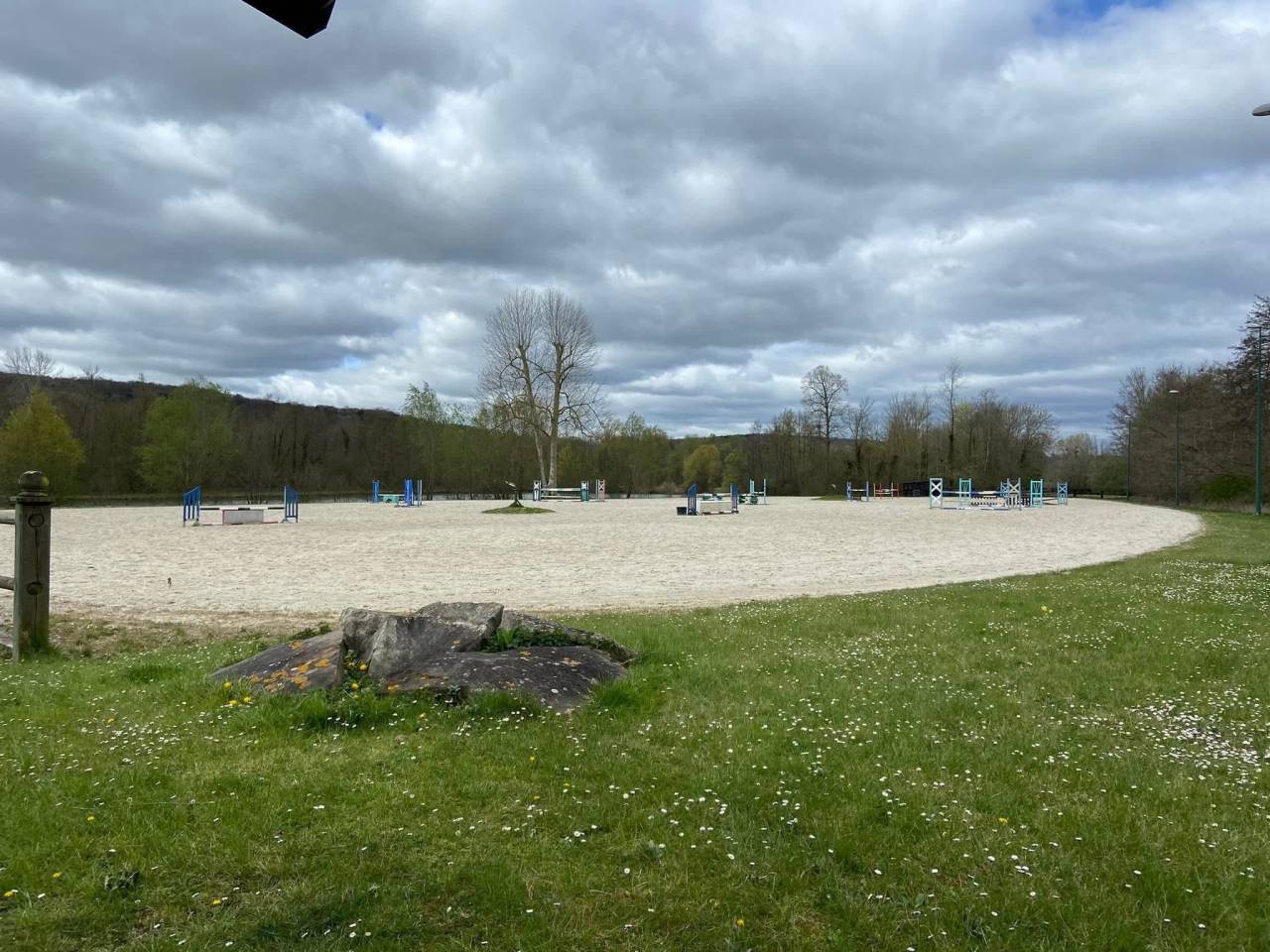 À LOUER : Barn 6 boxes entre Paris et Rouen 