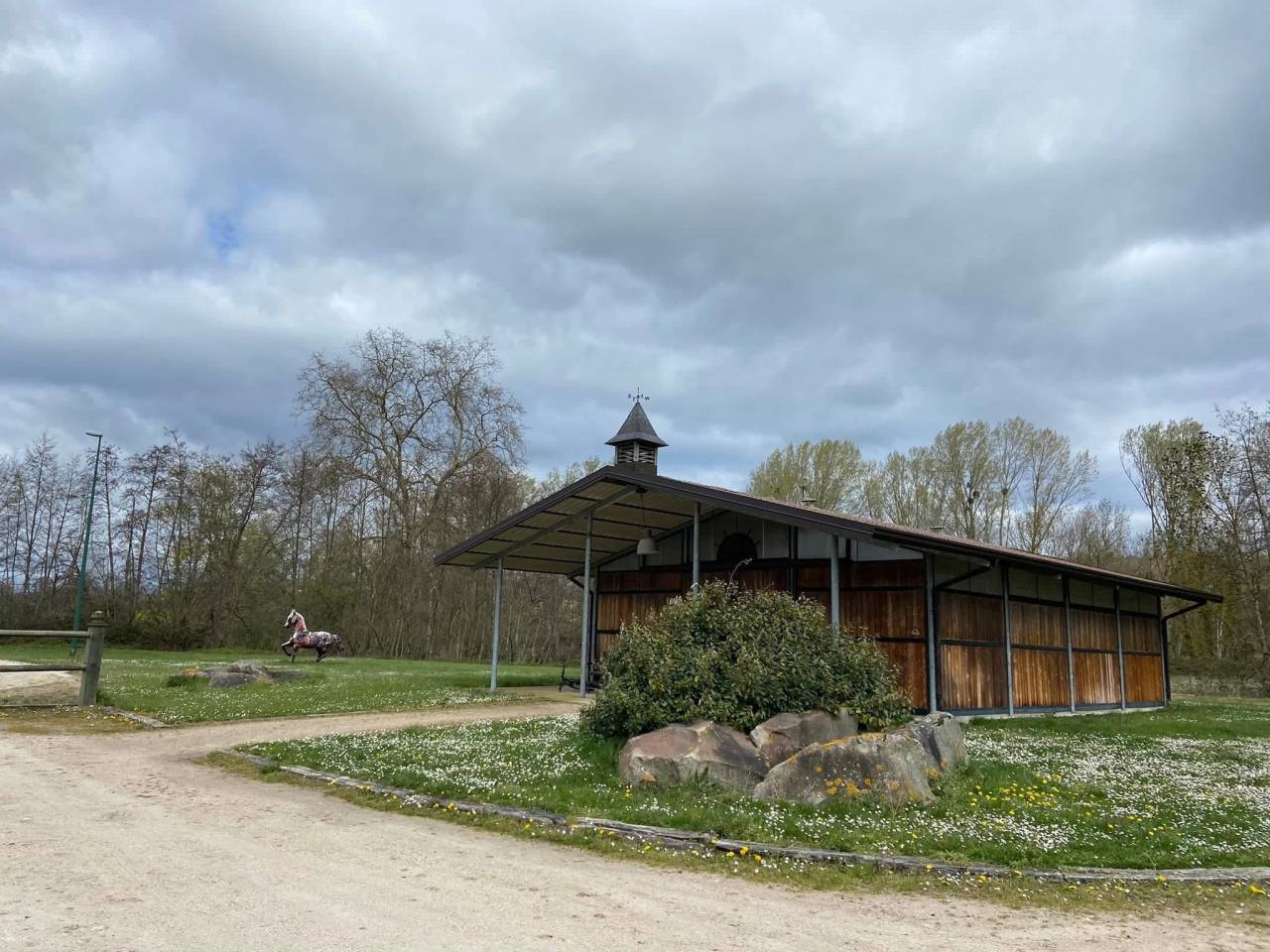 À LOUER : Barn 6 boxes entre Paris et Rouen 