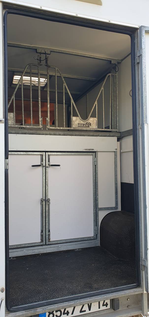 camion VL Renault master carrosserie AP Petit