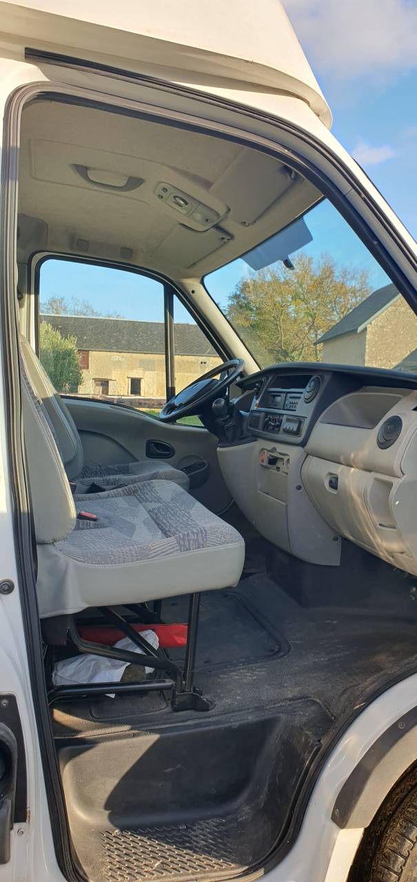 camion VL Renault master carrosserie AP Petit