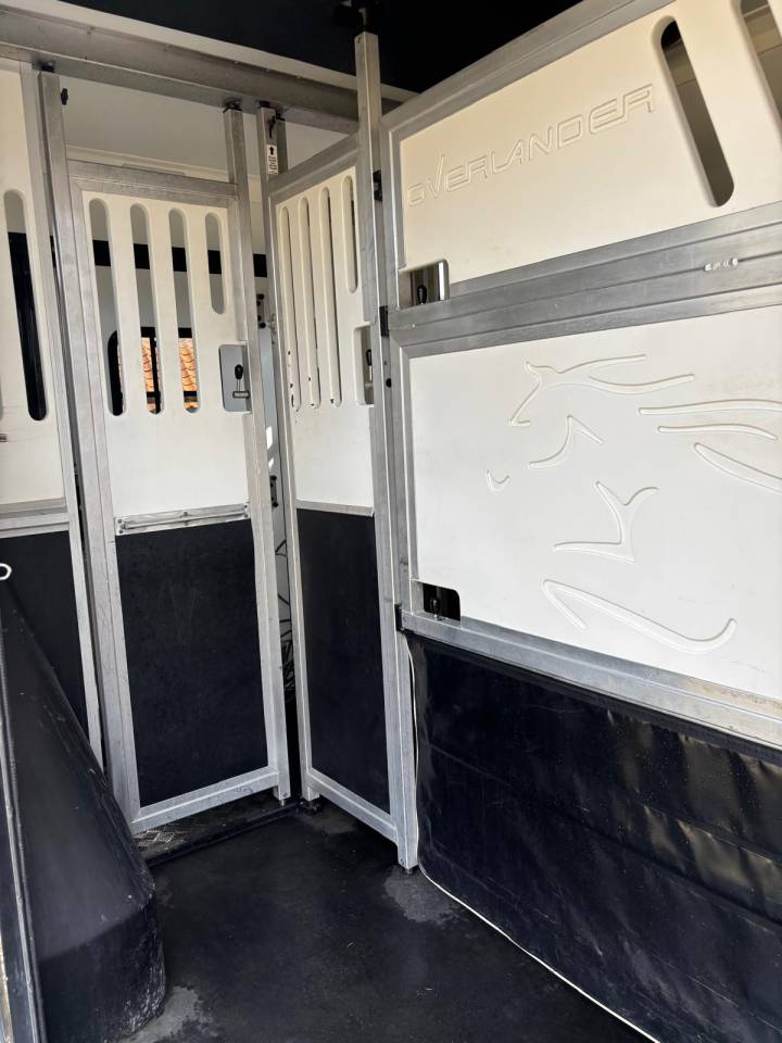 A VENDRE Camion de chevaux en excellent état.