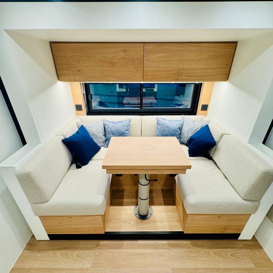 Camion chevaux 6 places home car 6 pers pop out 