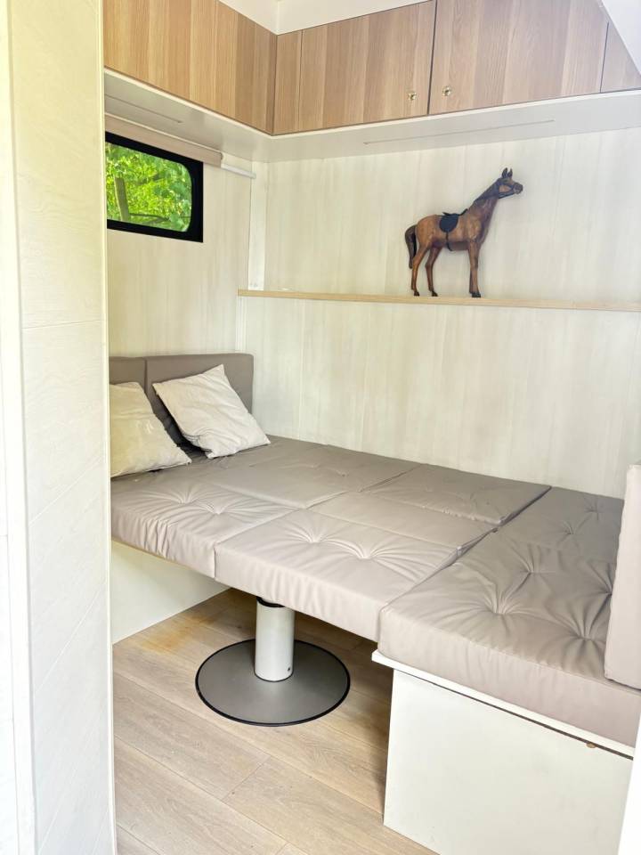 3-Horse Truck – Motorhome for 5 People – IVECO 280 hp