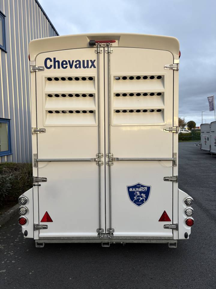 VAN 2 PLACES STALLES BARBOT CENTAURE 4000