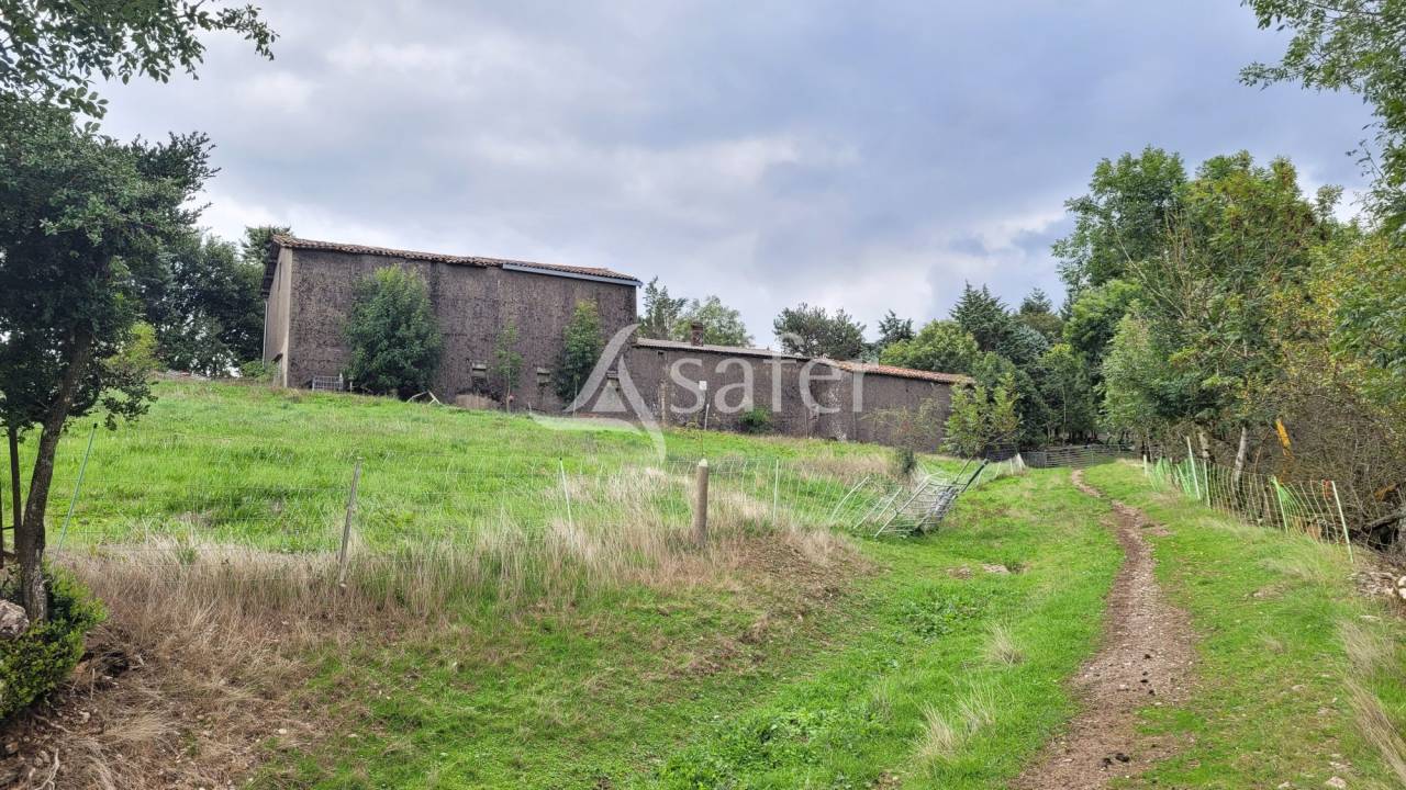 Corps de ferme 8ha 50a id&eacute;al &eacute;levage