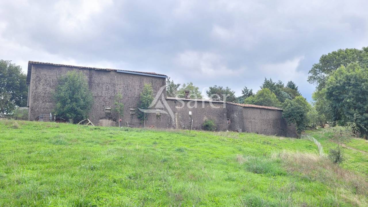 Corps de ferme 8ha 50a id&eacute;al &eacute;levage