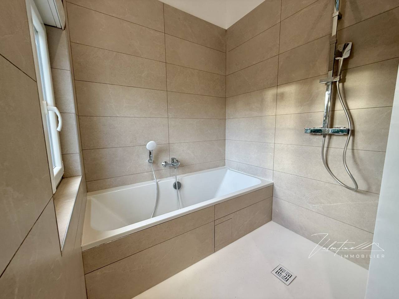 CHARMANTE MAISON DE VILLE RÉNOVÉE DANS UN VILLAGE DYNAMIQUE