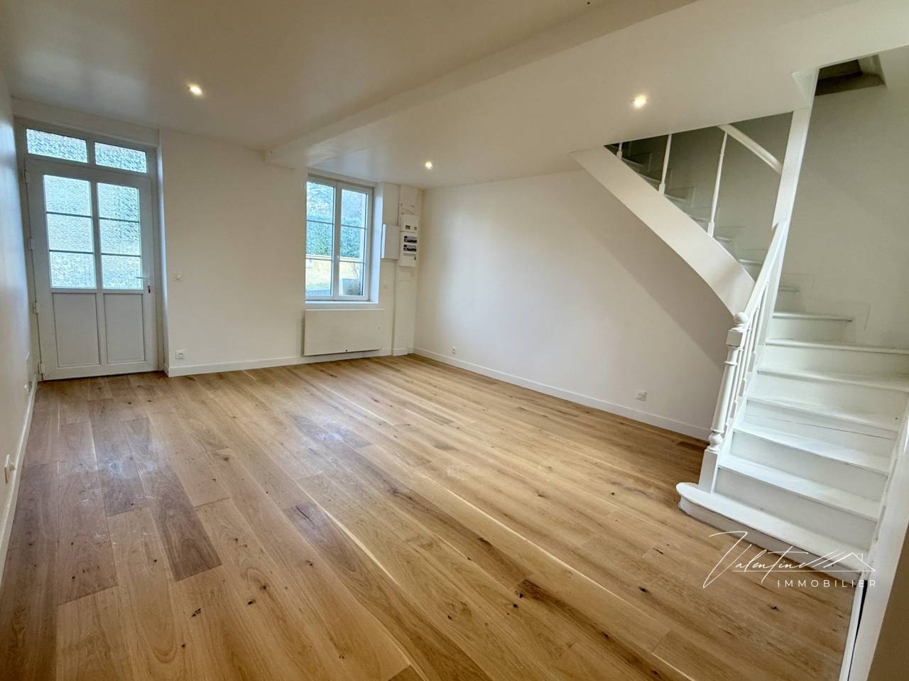 CHARMANTE MAISON DE VILLE R&Eacute;NOV&Eacute;E DANS UN VILLAGE DYNAMIQUE