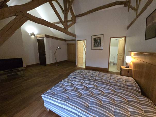 Locations Ecuries de 13 boxes + 2 hectares de prés