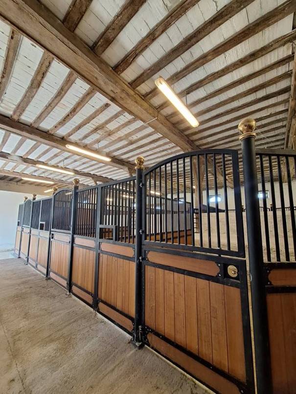 Locations Ecuries de 13 boxes + 2 hectares de prés