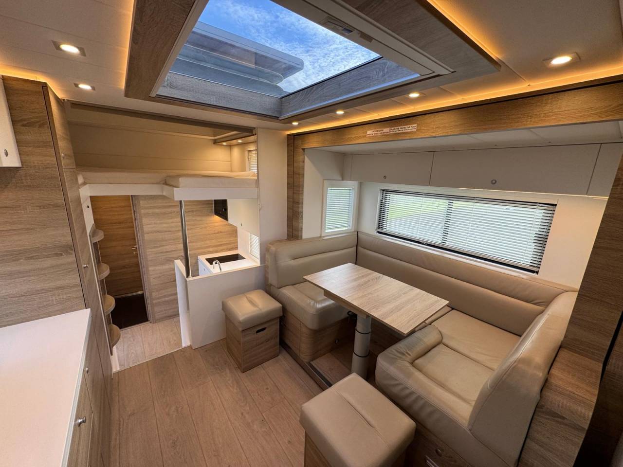 STX 6 CHEVAUX AVEC POP OUT ET PUSH UP