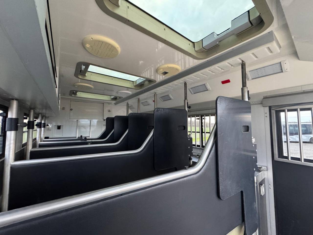 STX 6 CHEVAUX AVEC POP OUT ET PUSH UP