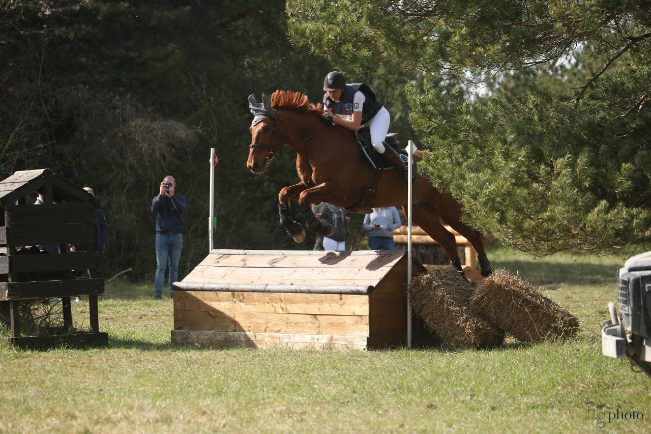 Enseignante d'équitation indépendante et cavalière