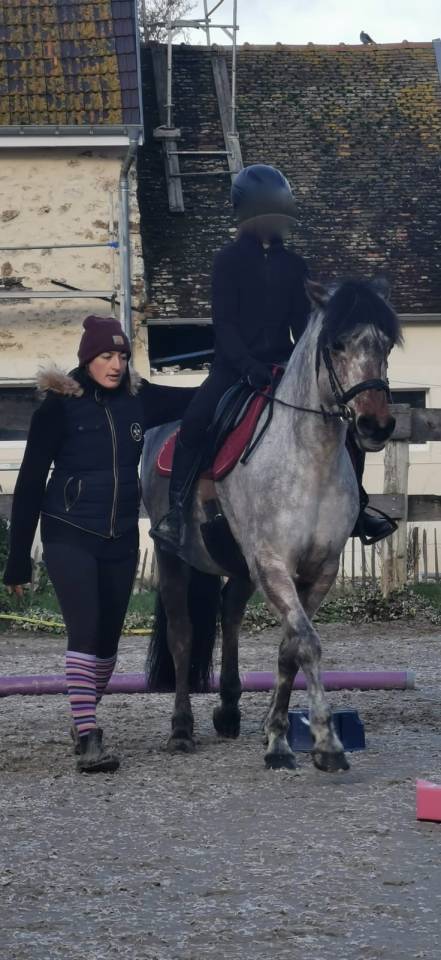 Enseignante d'équitation indépendante et cavalière