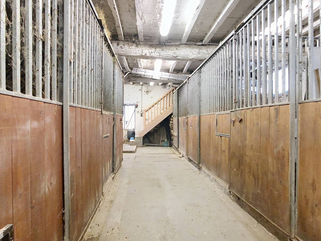 Maison en bord de rivière avec écurie et terrain