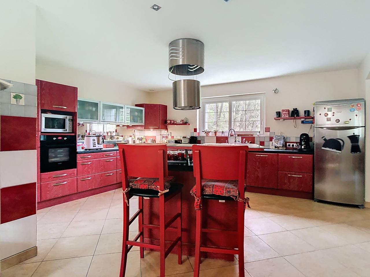 Maison en bord de rivière avec écurie et terrain