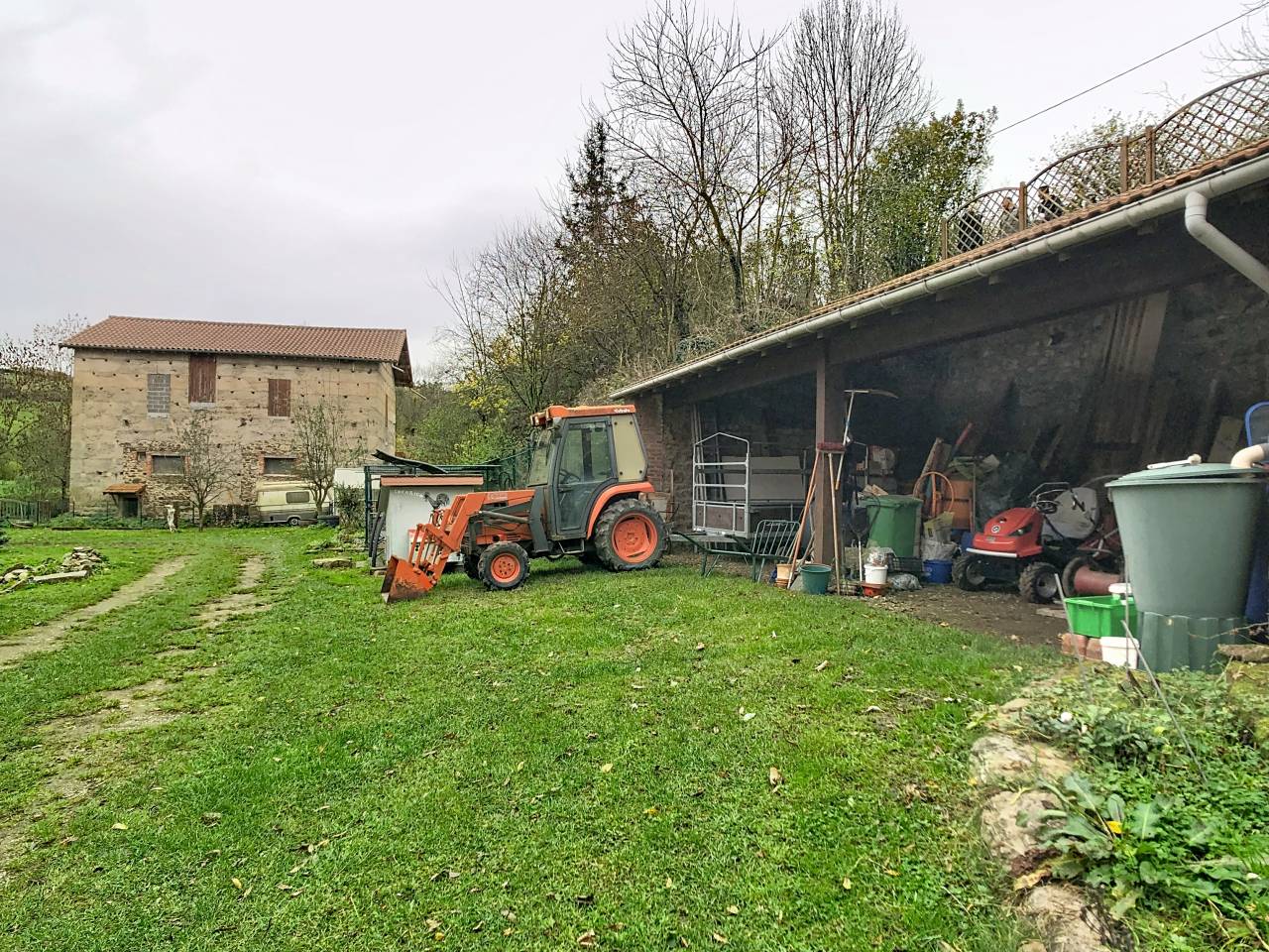 Maison en bord de rivière avec écurie et terrain