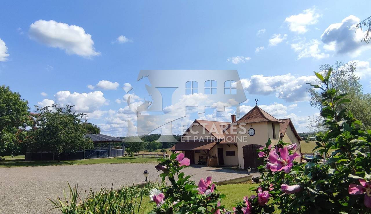 Domaine &eacute;questre + de 30 hectares
