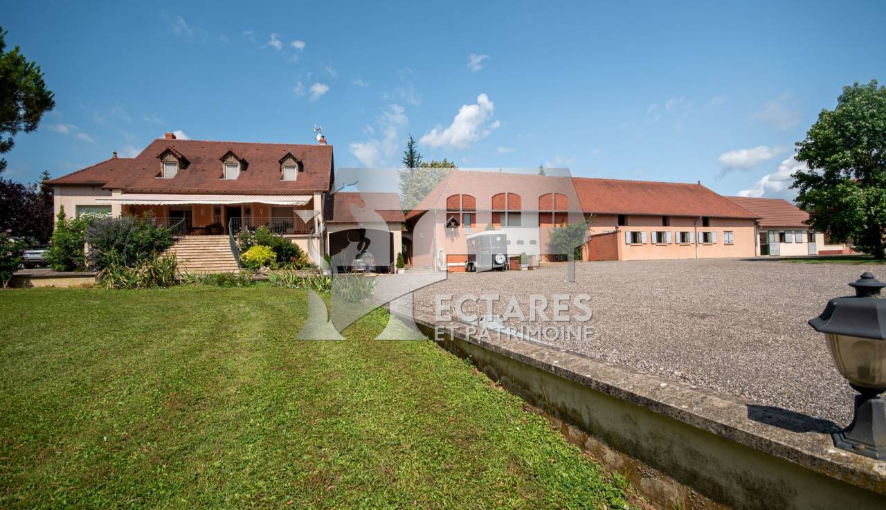 Domaine &eacute;questre + de 30 hectares