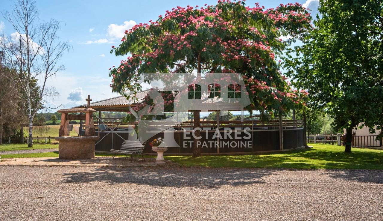 Domaine &eacute;questre + de 30 hectares
