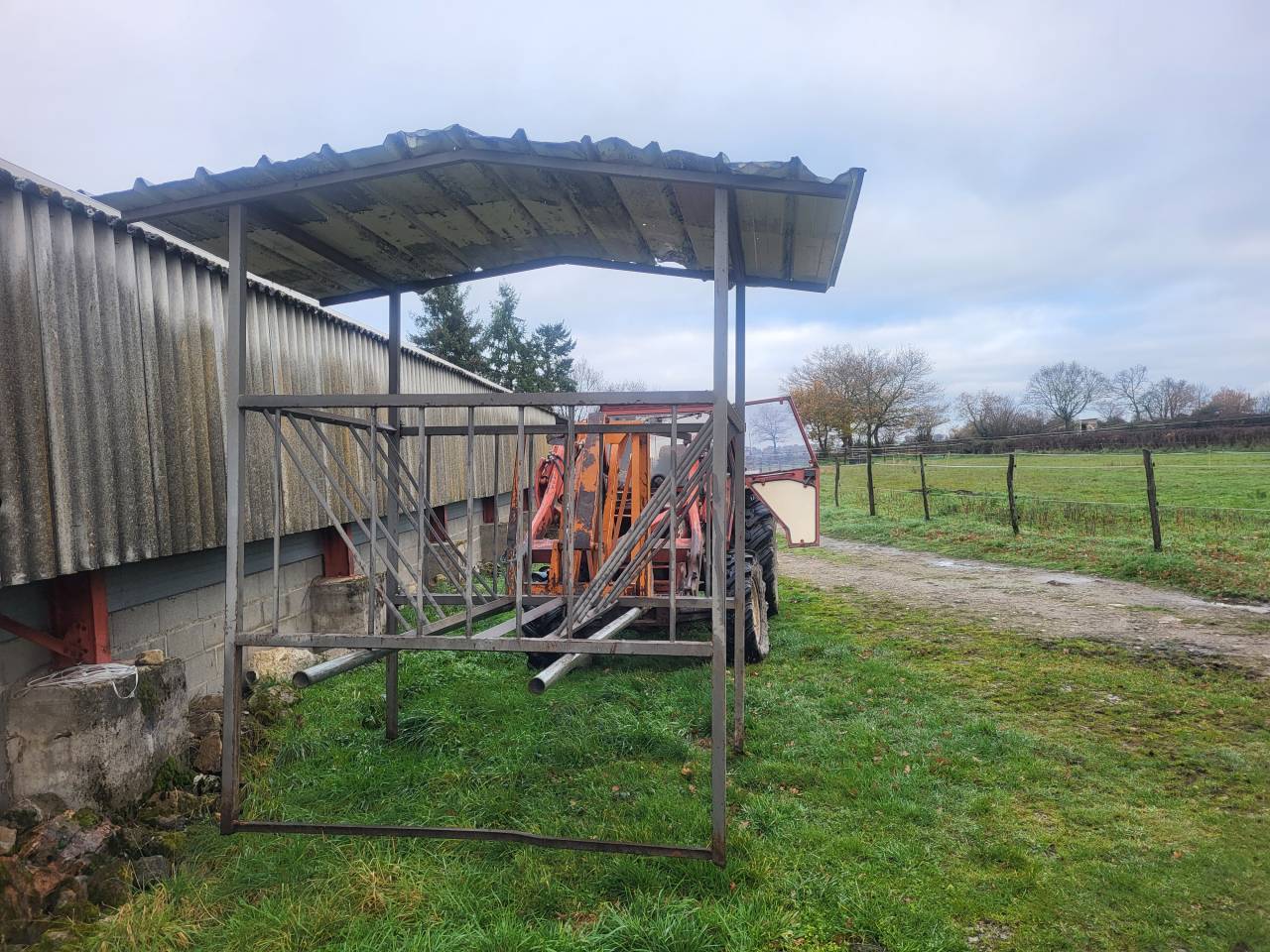 R&acirc;telier &agrave; foin