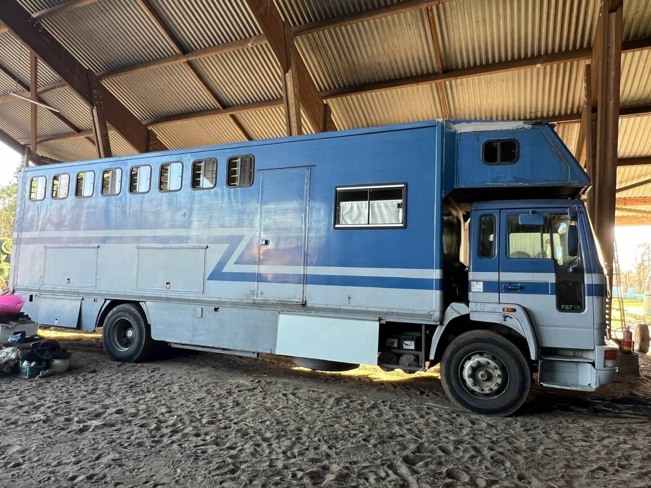 Camion PL chevaux 8 places + appartement 4 couchages 
