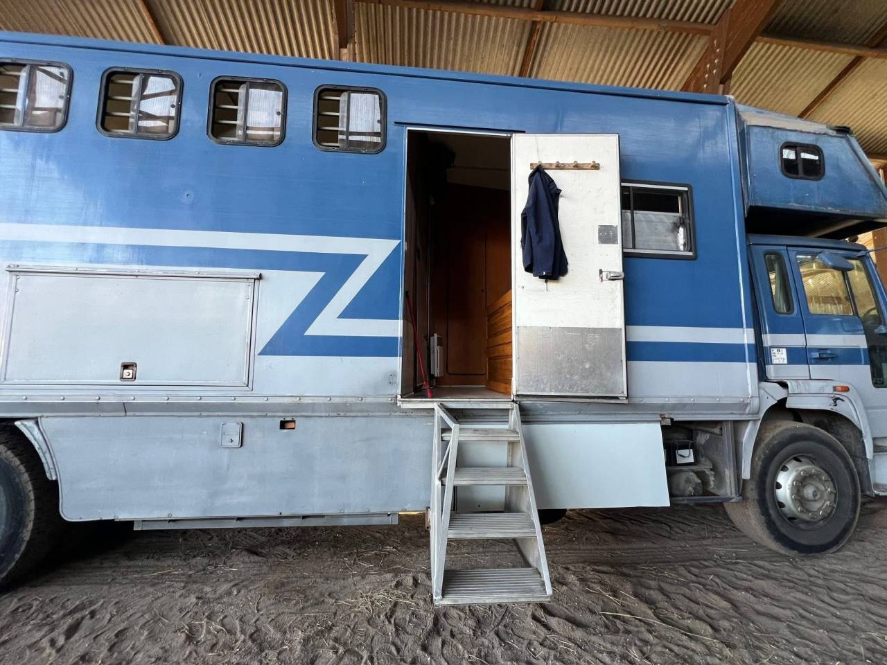 Camion PL chevaux 8 places + appartement 4 couchages 