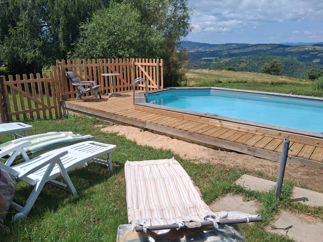 EN Ard&egrave;che , 13 hectares propri&eacute;t&eacute; ,avec location g&icirc;te
