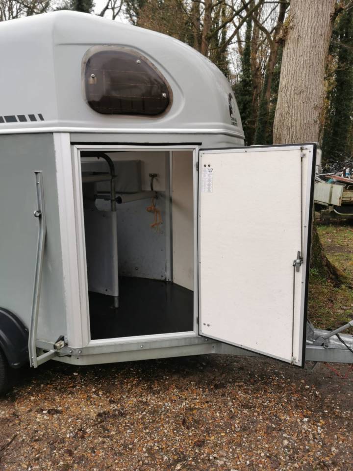 Van tract&eacute; 2 places Cheval Libert&eacute;