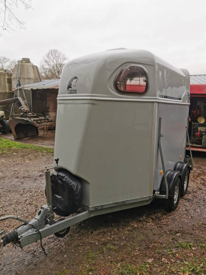 Van tract&eacute; 2 places Cheval Libert&eacute;