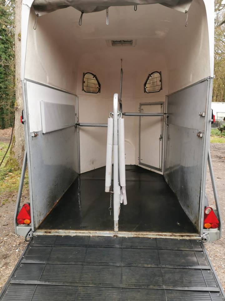 Van tract&eacute; 2 places Cheval Libert&eacute;