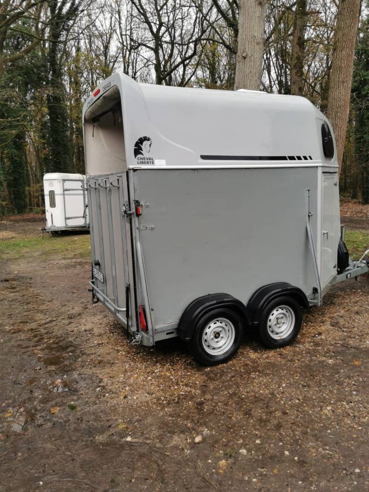 Van tract&eacute; 2 places Cheval Libert&eacute;