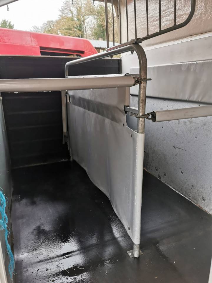 Van tract&eacute; 2 places Cheval Libert&eacute;