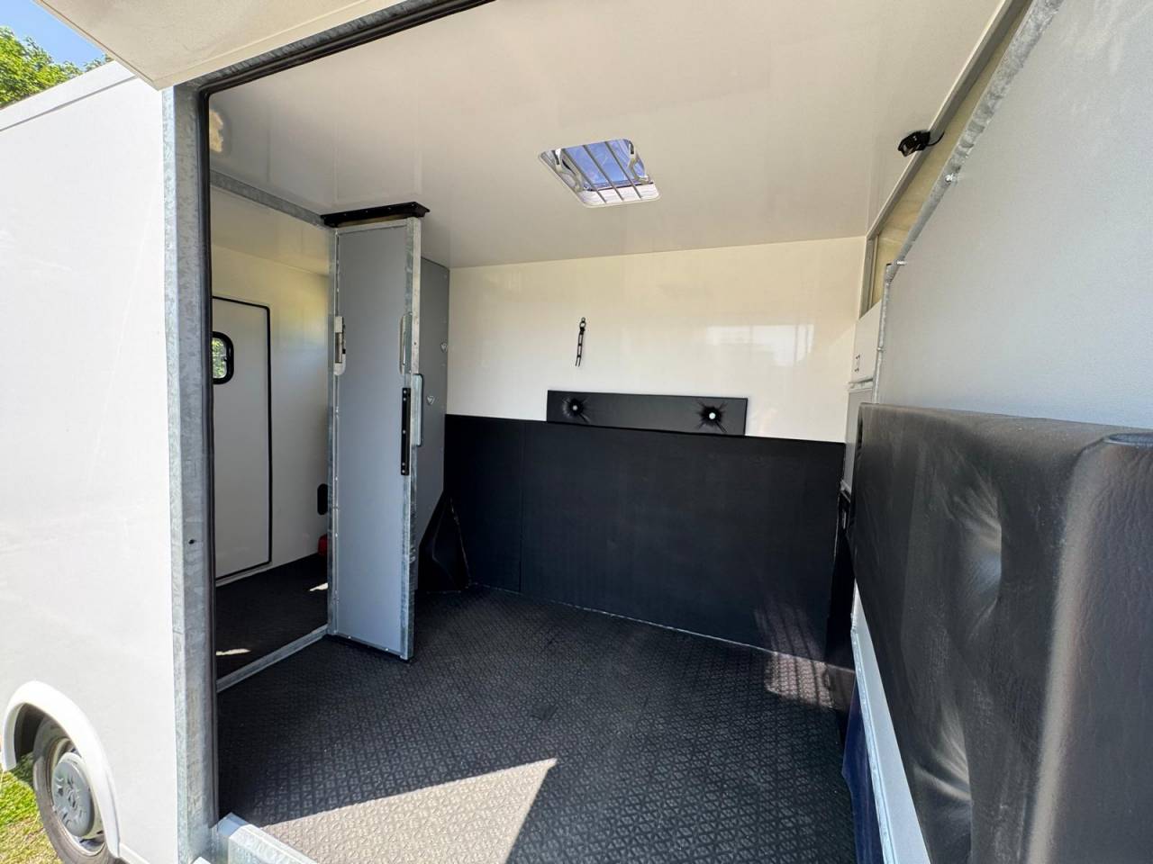 RENAULT MASTER &ndash; 2019 &ndash; 3 PLACES &ndash; STALLE &ndash; 21 000KM