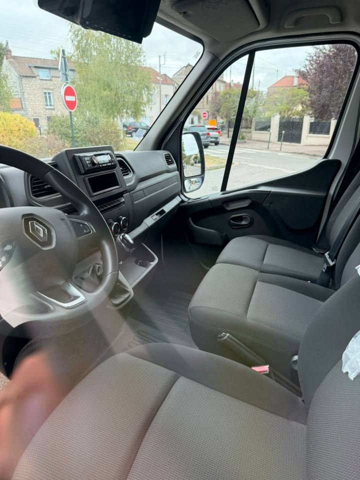RENAULT MASTER &ndash; 2019 &ndash; 3 PLACES &ndash; STALLE &ndash; 21 000KM
