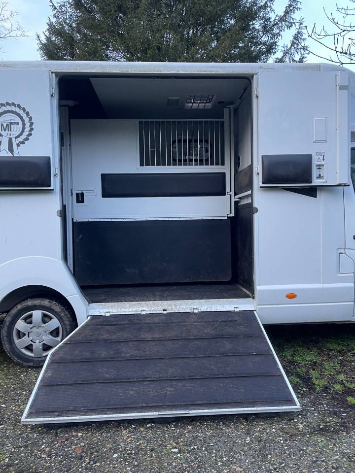 Camion VL Renault Master 2 places chevaux  